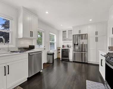 1135 Crestwood Drive - Photo Thumbnail 10