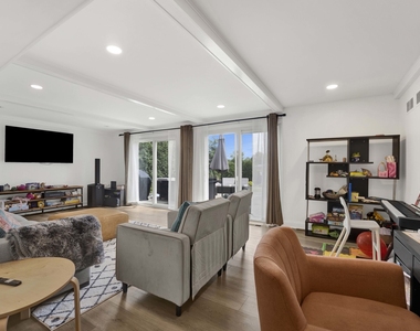1135 Crestwood Drive - Photo Thumbnail 21