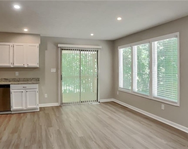 620 Gregory Manor Drive Sw - Photo Thumbnail 4