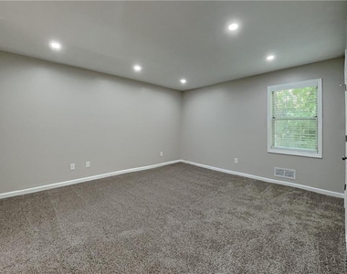 620 Gregory Manor Drive Sw - Photo Thumbnail 5