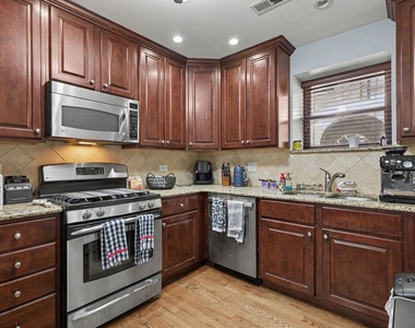 857 W Ainslie Street - Photo Thumbnail 12