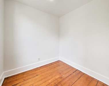 812 W 19th Street - Photo Thumbnail 8