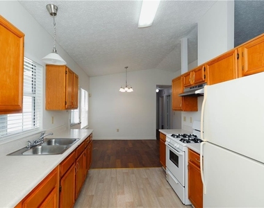 6560 Emerald Pointe - Photo Thumbnail 4