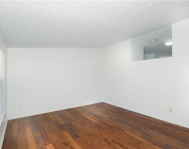 6560 Emerald Pointe - Photo Thumbnail 2