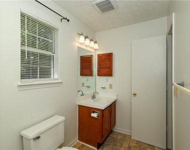 6560 Emerald Pointe - Photo Thumbnail 9