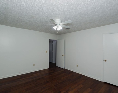 6560 Emerald Pointe - Photo Thumbnail 5