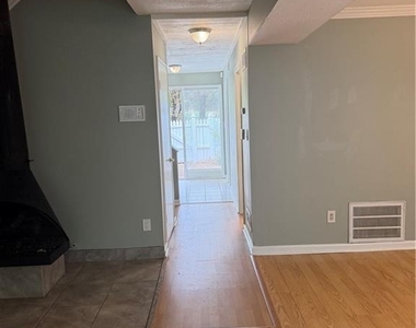 2638 Briarwood Drive Se - Photo Thumbnail 8