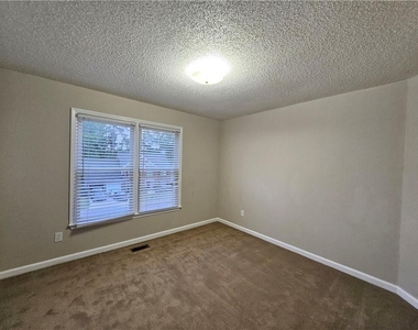 144 Hunters Trace - Photo Thumbnail 14