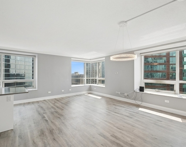 512 N Mcclurg Court - Photo Thumbnail 6
