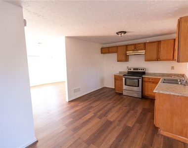 2761 Rockdale - Photo Thumbnail 4