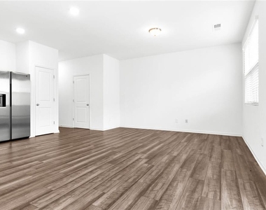328 Penn Station Way - Photo Thumbnail 3