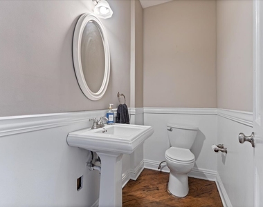 2553 N Southport Avenue - Photo Thumbnail 9