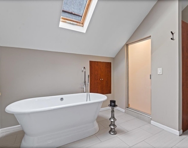 2553 N Southport Avenue - Photo Thumbnail 16