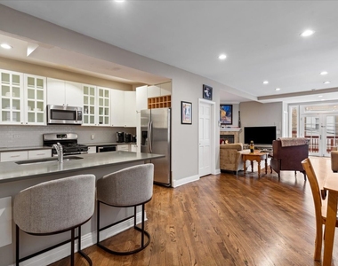 2553 N Southport Avenue - Photo Thumbnail 8