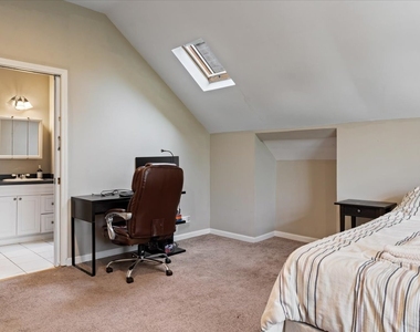2553 N Southport Avenue - Photo Thumbnail 11