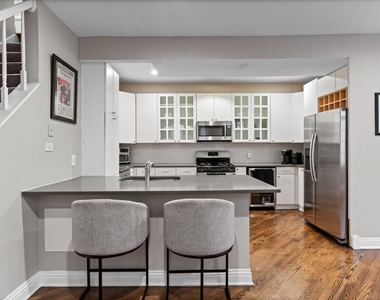 2553 N Southport Avenue - Photo Thumbnail 6