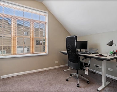 2553 N Southport Avenue - Photo Thumbnail 14