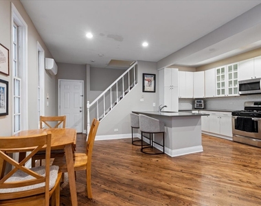 2553 N Southport Avenue - Photo Thumbnail 4