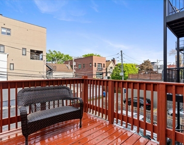 2553 N Southport Avenue - Photo Thumbnail 19
