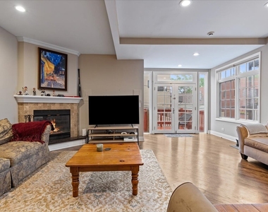 2553 N Southport Avenue - Photo Thumbnail 3
