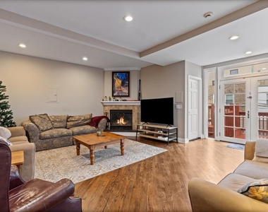2553 N Southport Avenue - Photo Thumbnail 2