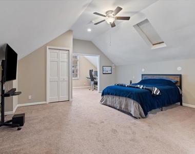 2553 N Southport Avenue - Photo Thumbnail 13