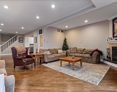 2553 N Southport Avenue - Photo Thumbnail 1