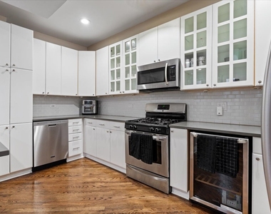 2553 N Southport Avenue - Photo Thumbnail 7