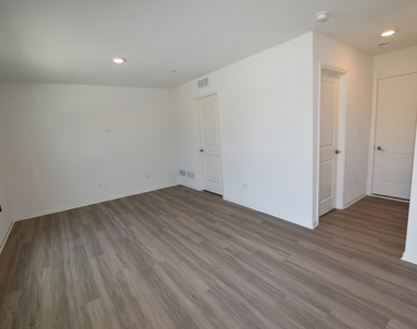 2945 Showplace Drive - Photo Thumbnail 3