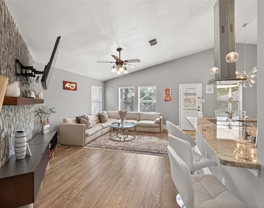 1214 Wesley Drive - Photo Thumbnail 8