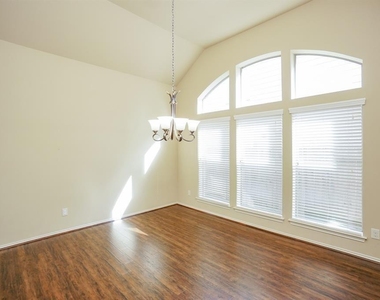 2910 Fair Chase Dr - Photo Thumbnail 6