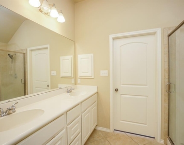 2910 Fair Chase Dr - Photo Thumbnail 11