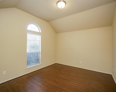 2910 Fair Chase Dr - Photo Thumbnail 2