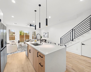309 E 43rd Street - Photo Thumbnail 6
