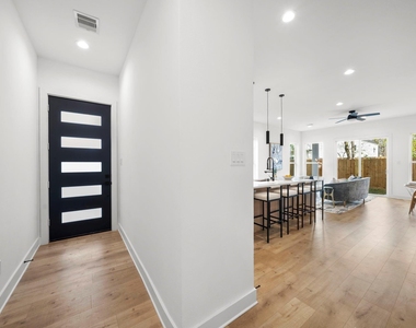 309 E 43rd Street - Photo Thumbnail 7