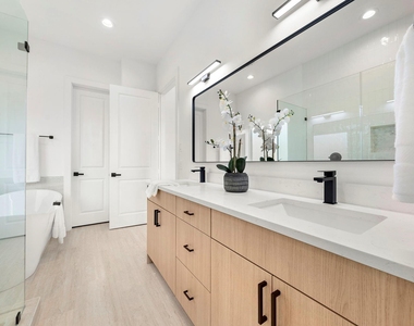 309 E 43rd Street - Photo Thumbnail 11