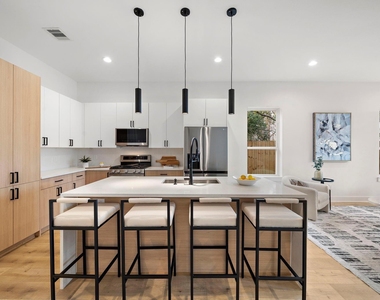 309 E 43rd Street - Photo Thumbnail 5