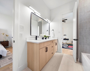 309 E 43rd Street - Photo Thumbnail 12