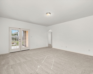 718 Crystal Lakes Drive - Photo Thumbnail 10