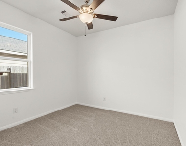 718 Crystal Lakes Drive - Photo Thumbnail 15