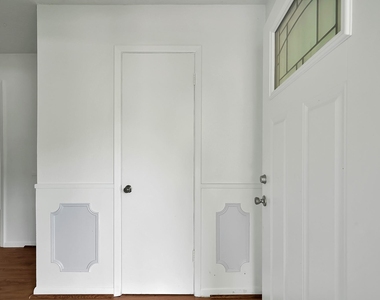 206 E Powell Street - Photo Thumbnail 3