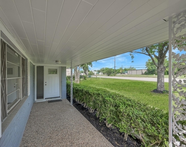 206 E Powell Street - Photo Thumbnail 2