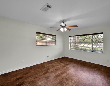 206 E Powell Street - Photo Thumbnail 6