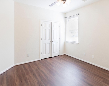 7003 Kendall Lake Court - Photo Thumbnail 10