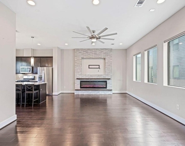 955 Saint Augustine Street - Photo Thumbnail 3