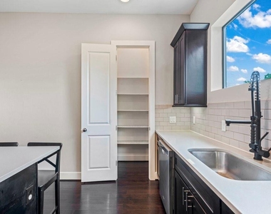 955 Saint Augustine Street - Photo Thumbnail 7