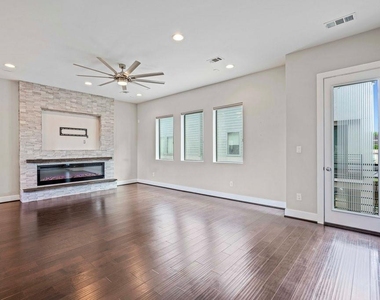 955 Saint Augustine Street - Photo Thumbnail 2