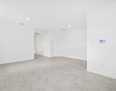 2928 Nw 27th Street - Photo Thumbnail 4