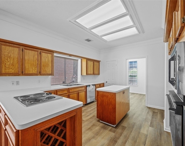 5803 Ancient Oaks Drive - Photo Thumbnail 14