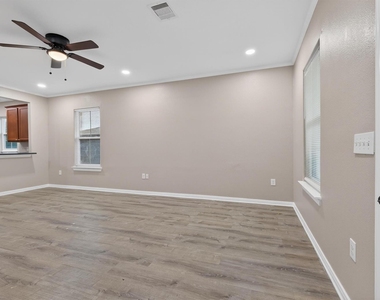2212 Victory Street - Photo Thumbnail 1